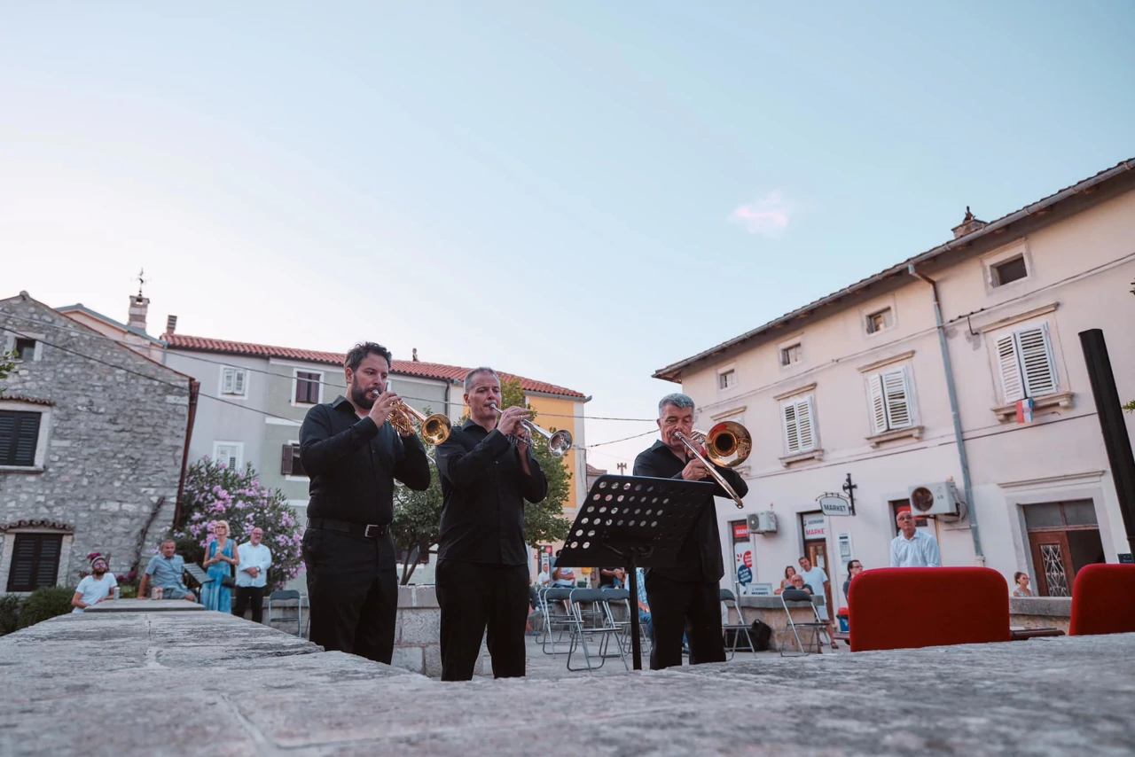 Osorske fanfare Alfija Kabilja praizvedene uz podizanje festivalske zastave 