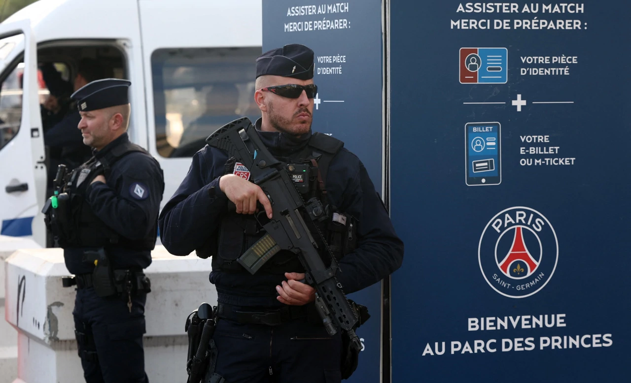 Policija ispred Parka prinčeva, Foto: Yves Herman/REUTERS
