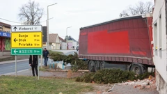 Kamion se zabio u kuću kod Vinkovaca, više ljudi ozlijeđeno