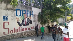 Ljudi okupljeni ispred murala posvećenog Moiseu