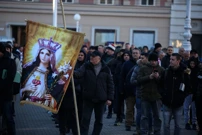 Muškarci kleče na Trgu, Foto: Zeljko Hladika/PIXSELL