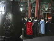 Tradicionalno udaranje u zvono u velikom hramu u glavnom gradu Seulu, Foto: JUNG YEON-JE/Reuters