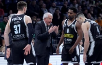 Trener Partizana Željko Obradović s igračima, Foto: Pedja Milosavljević/CROPIX