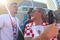 Lovren s navijačima ispred hotela Hilton, Foto: Goran Stanzl/PIXSELL