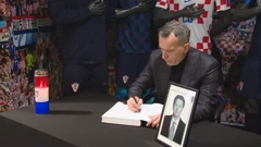 Tomislav Svetina se upisuje u knjigu žalosti, Foto: Dnevnik/HRT