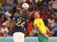  Ibrahima Konate i Mitchell Duke, Foto: Kai Pfaffenbach/REUTERS
