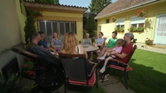 Utorak, 10. veljače na Prvom, Foto: Pogled u dvorište iza kapije/dokumentarna serija 