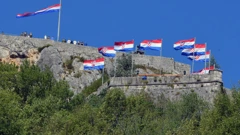  Kninska tvrđava ukrašena hrvatskim zastavama , Foto: Hrvoje Jelavic/PIXSELL