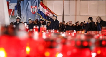 Paljenje svijeća u dvorištu NMB ,,dr. Juraj Njavro’’ Vukovar