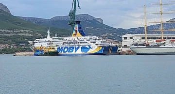 Mobby Drea s tegljačima napušta vez u Brodosplitu
