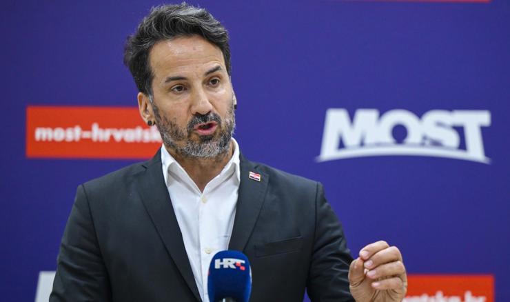 Marin Miletić ponovno brusilicom otvorio metalna vrata na plaži hotela Hilton