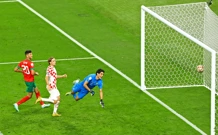 Nemoćni Bono promatra kako mu Oršićeva lopta odlazi u gol, Foto: Bernadett Szabo/REUTERS