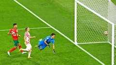Nemoćni Bono promatra kako mu Oršićeva lopta odlazi u gol