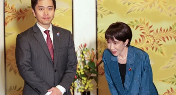 Hirofumi Yoshimura i Sanae Takaichi