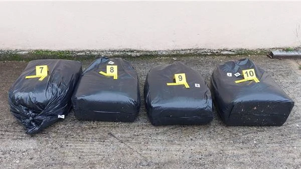 Šibenska policija pronašla 300 kg duhana, 2882 kutije cigareta i tekući nikotin