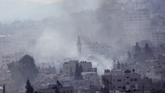 Izdizanje dima iz napadnute stambene četvrti