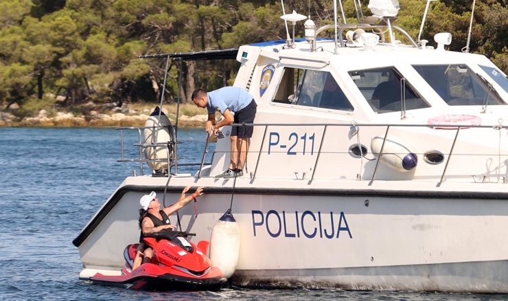 Pula: Policija kaznila 11 osoba zbog glisiranja i drugih pomorskih prekršaja