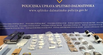 Policija u Sinju pronašla tri kilograma heroina i kokaina te veću količinu novca