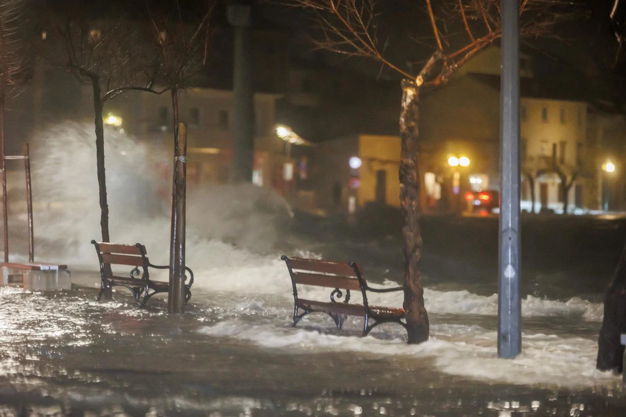 Olujno jugo i plima opet potopili Donja Kaštela, Foto: Zvonimir Barisin/PIXSELL