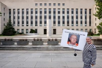 Prosvjednik ispred suda, Foto: Kevin Wurm/ REUTERS