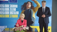 Predsjednica Europske komisije Ursula von der Leyen upisaa se u Knugu dolazaka, Foto: HTV/HRT