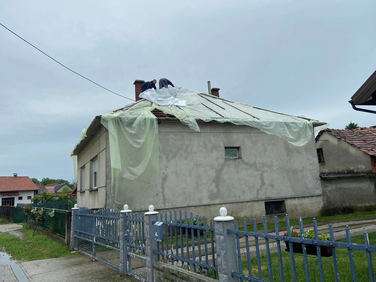 Građani pokrivaju krovove najlonom, Foto: Ivica Grudiček/HRT