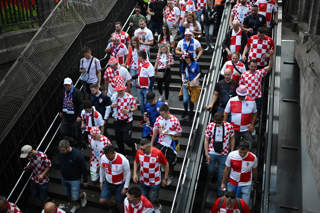Navijači idu prema Volksparkstadionu , Foto: Annegret Hilse/REUTERS