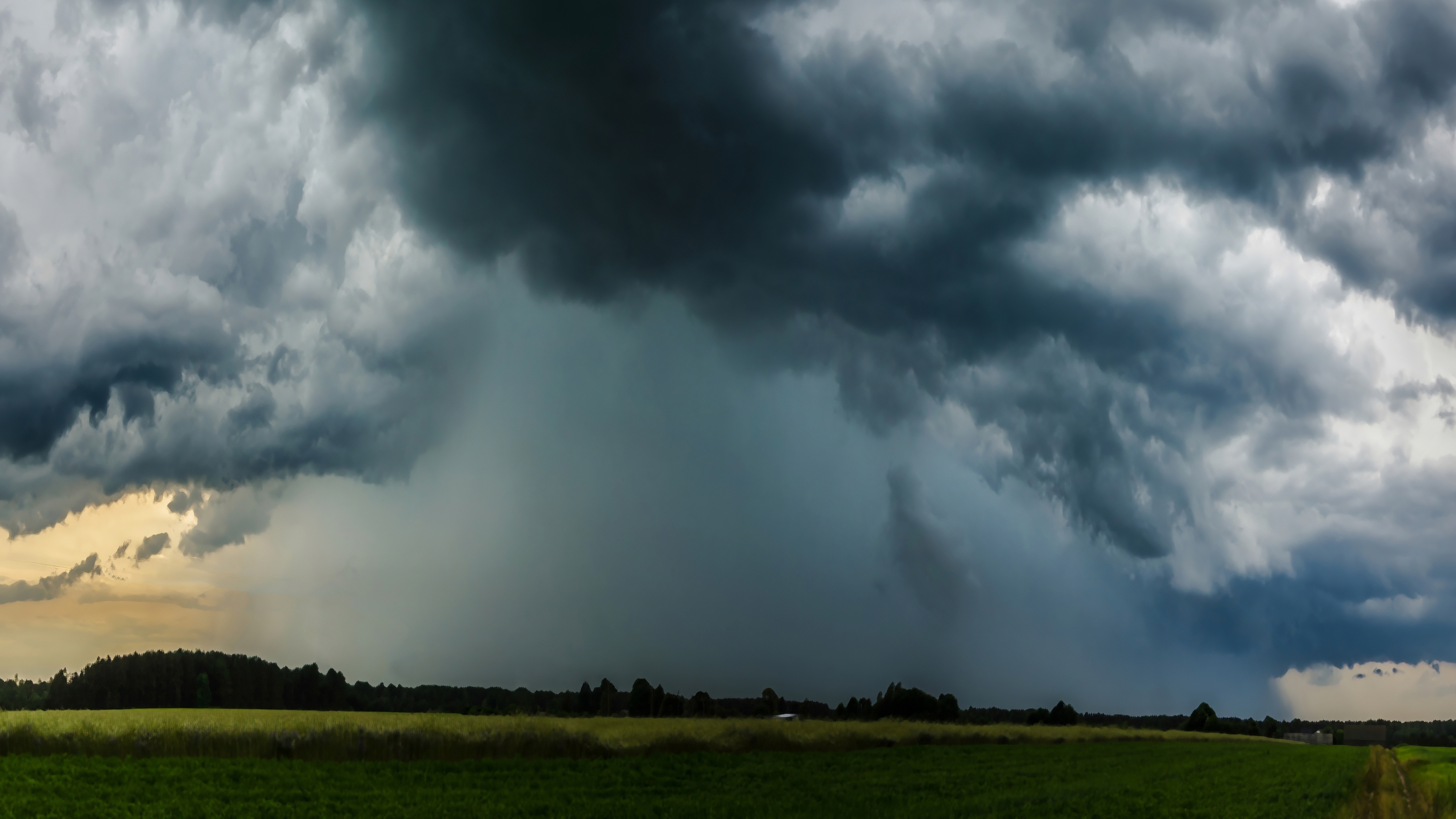 Ein starker Sturm ist angekommen, für drei Regionen wurde eine rote Warnung ausgegeben 5 shutterstock 2496305637 20250726100719