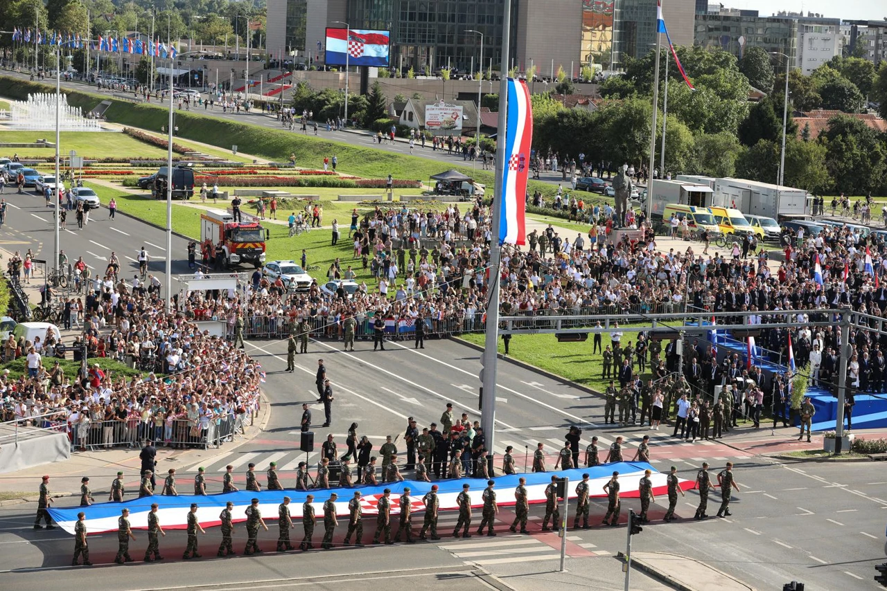 Simbolična predaja zastave mladim ročnicima
