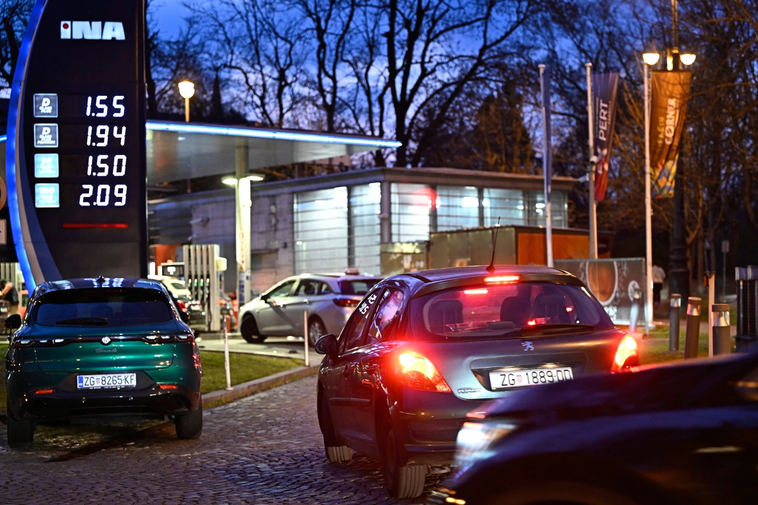 Vozači pohrlili natočiti gorivo