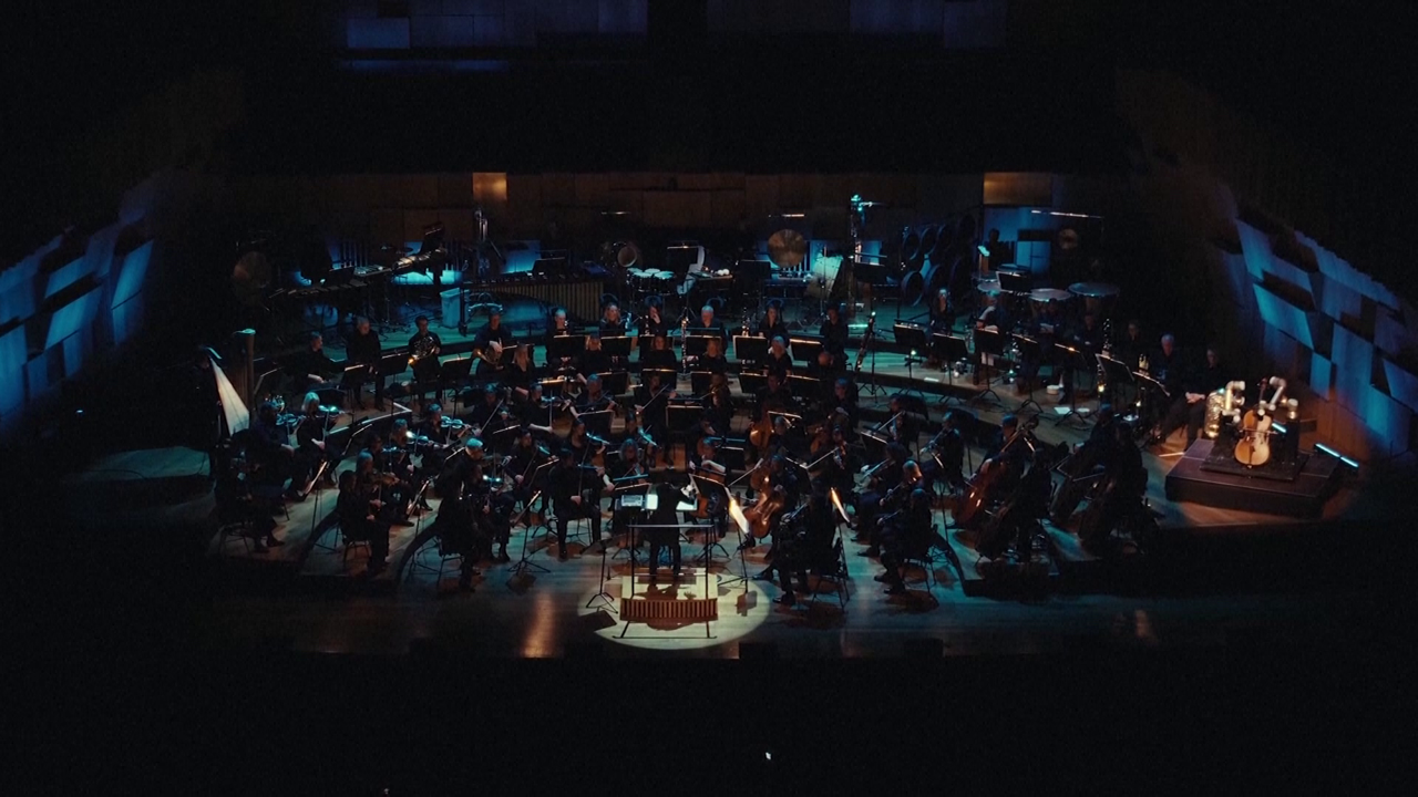 Robot svira violončelo