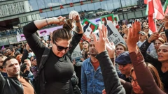 U Grčkoj Iranke režu kosu i pale hidžabe