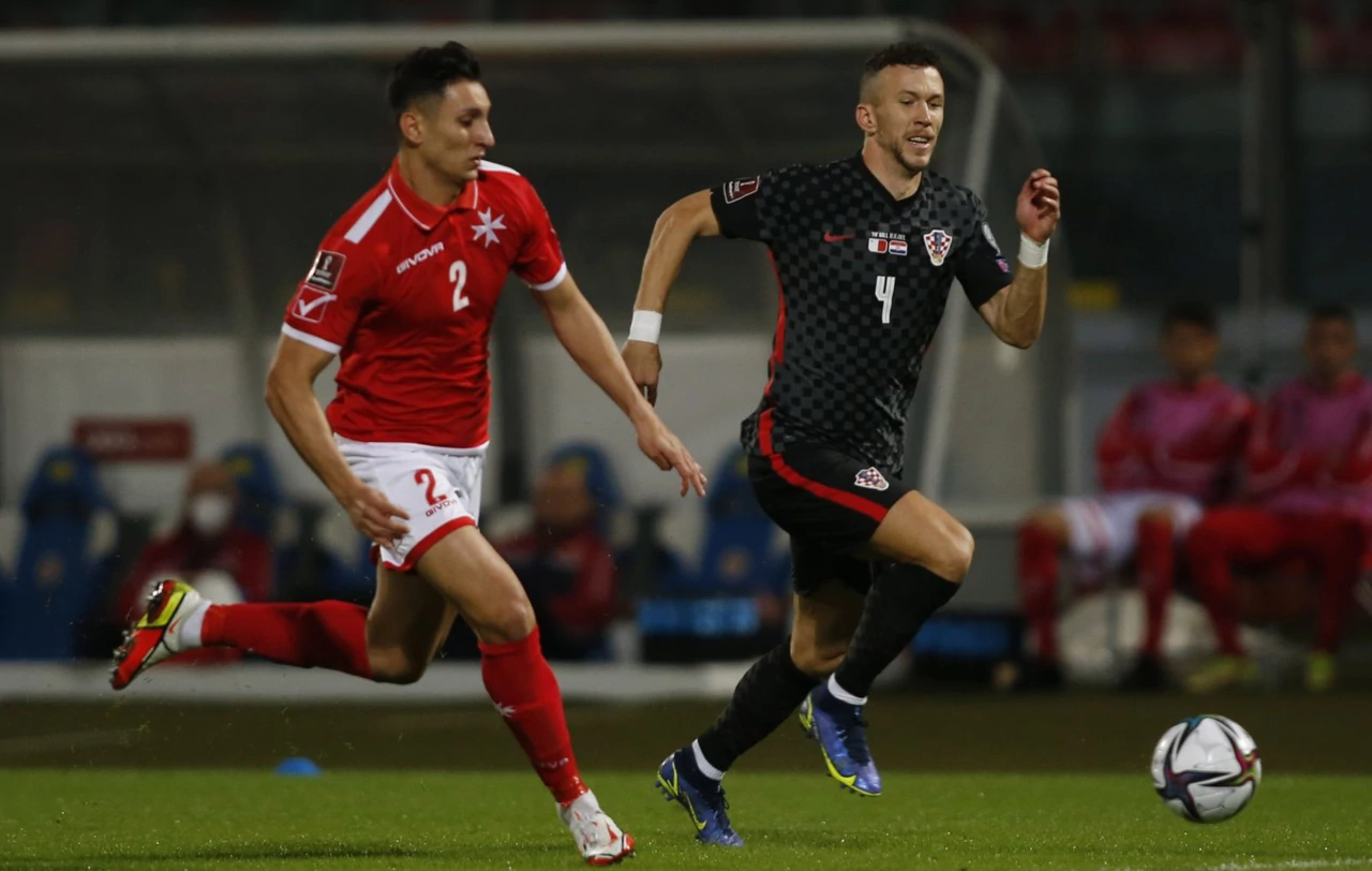  Ivan Perišić pretrčava Kurta Shawa , Foto: Darrin Zammit Lupi/REUTERS