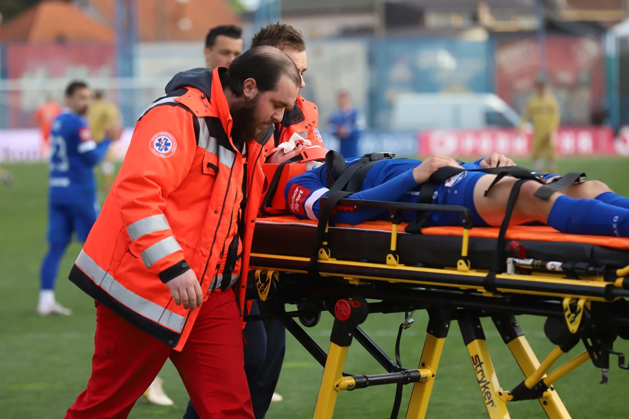 Tepšića voze u bolnicu nakon sudara s Melnjakom, Foto: Zeljko Hajdinjak /PIXSELL