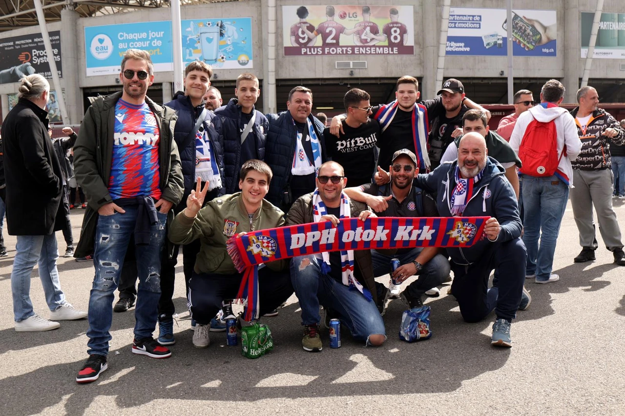 Navijači Hajduka ispred stadiona uoči utakmice, Foto: Luka Stanzl/PIXSELL