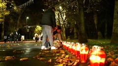 Slavonski Brod: Paljenje svijeća u Vukovarskoj ulici povodom Dana sjećanja na žrtvu Vukovara i Škabrnje , Foto: Ivica Galovic/PIXSELL
