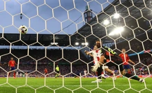 Le Normand postigao autogol, Gruzija vodi, Foto: Wolfgang Rattay/REUTERS
