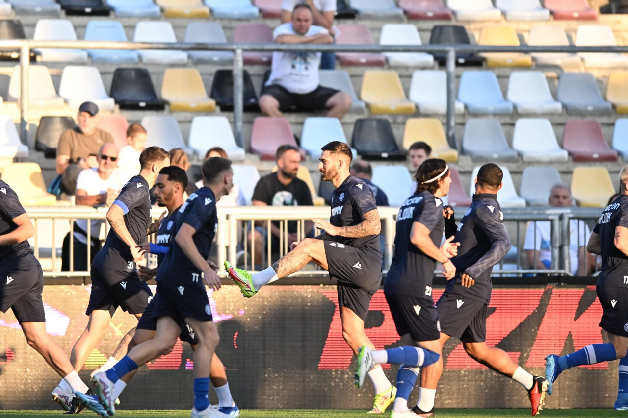 Igrači Hajduka na zagrijavanju