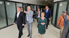 Predsjednik Zoran Milanović sa Zoranom Živkovićem, ravnateljem Industrijsko-obrtničke škole i voditeljicom projekta Mirjanom Škugor - u obilasku budućega Regionalnog centra kompetentnosti , Foto: H. Gunjača/HRT