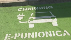 Krk pokriven električnim punionicama