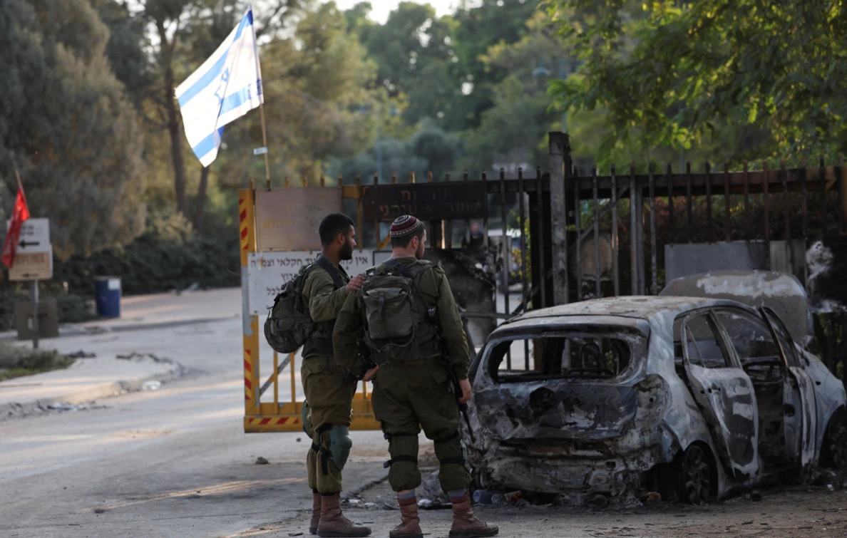 Izraelski vojnici na ulazu u kibuc Beeri, Foto: Violeta Santos Moura/REUTERS