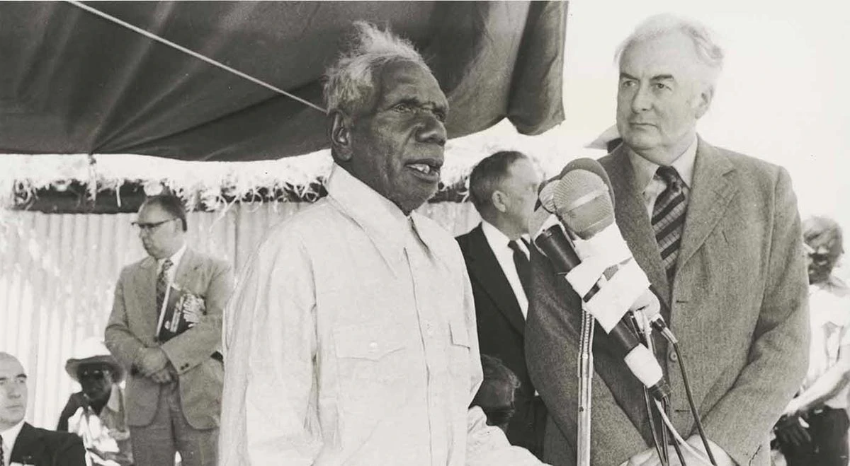 Vincent Lingiari obraća se javnosti nakon što je premijer Gough Whitlam službeno vratio dio zemlje 1975. 