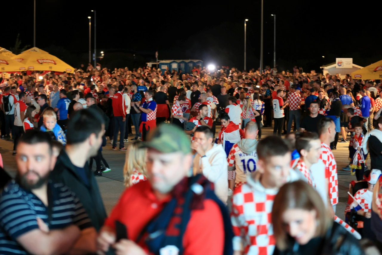Dolazak navijača na stadion Opus Arena