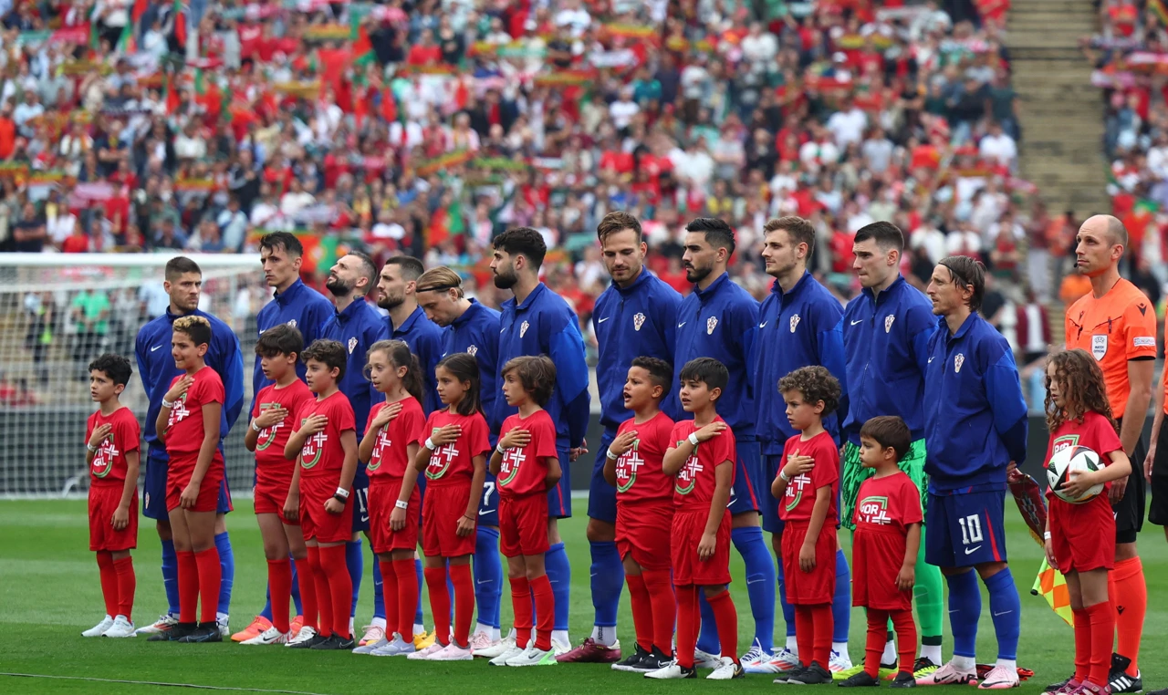 Hrvatski nogometaši prilikom izvođenja himni