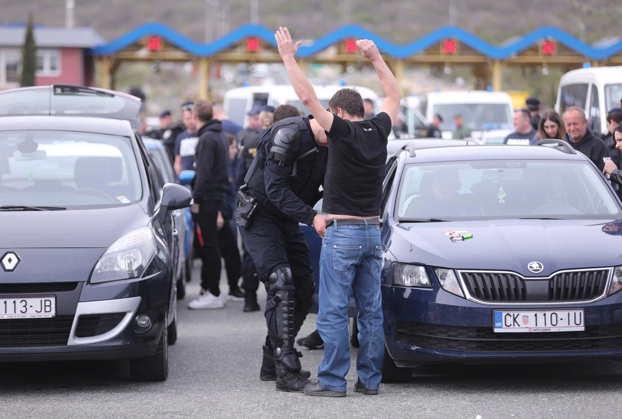 Navijači Dinama na izlazu s autoceste u Dugopolju, Foto: Ivo Čagalj/PIXSELL