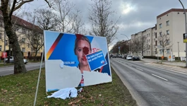 Uništeni predizborni plakat AfD-a u Berlinu