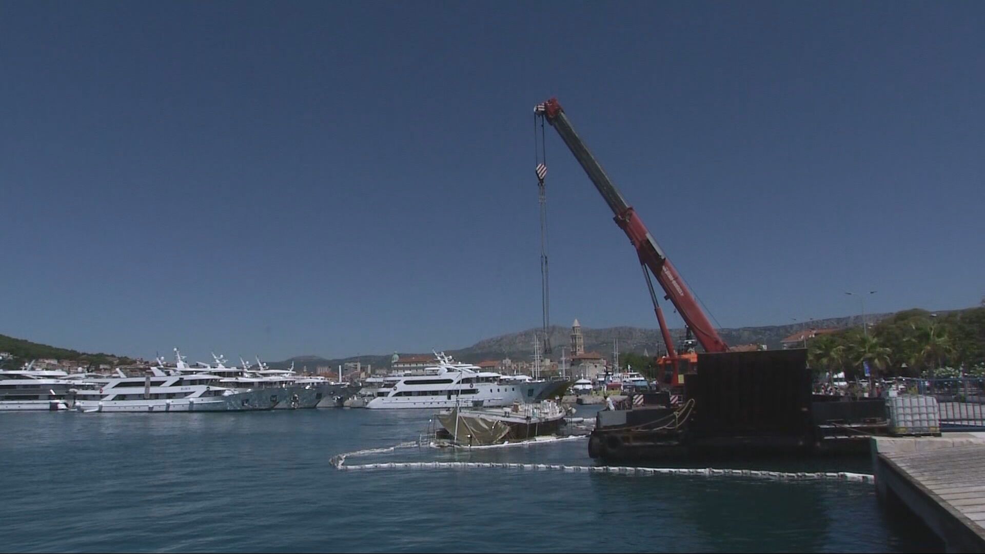 Im Hafen der Stadt Split haben die Vorbereitungen zur Bergung eines gesunkenen Schiffes begonnen. 4 sttbp izvlacenje broda it jovic tonkli frame 1170 20250719094125