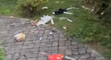 Gradonačelnikovo dvorište tijekom noći zasuto otpadom