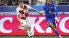 Josip Stanišič u duelu s Bradleyjem Barcolom