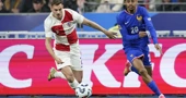 Josip Stanišič u duelu s Bradleyjem Barcolom